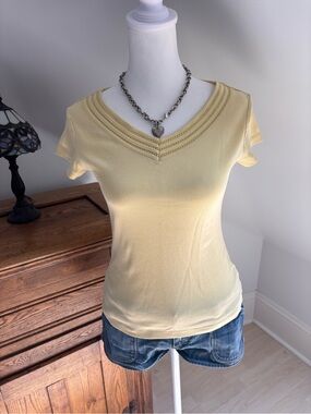 Cleo Petites Yellow V-Neck Tee 💛